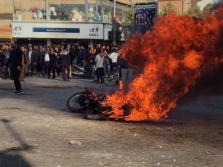 عفو بین‌الملل تائید کرد : اعتراضات آبان ماه  ۳۰۴ کشته به جای گذاشته است