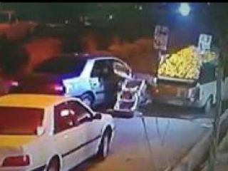 دزدیدن کارتن موز از وانت میوه فروش کنار خیابان در کردستان