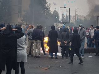 سه نماینده مجلس از سخنان مسئولین درباره معترضان انتقاد کردند : «کشته‌شدگان بی‌گناه بودند»