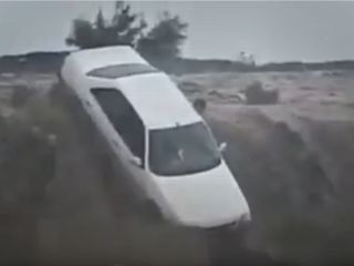 لحظات دلهره آور از سرنوشت یک خودرو گرفتار در سیل در هرمزگان