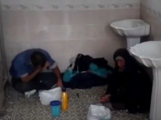 زندگی یک مرد با مادر پیرش در دستشویی عمومی گلزار شهدای عالیشهر بوشهر