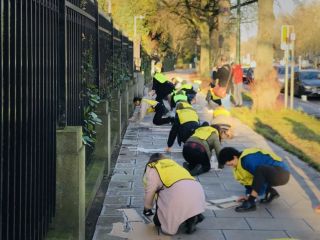 رسم طرح ۳۰۴ بدن انسان به یاد ۳۰۴ کشته شده اعتراضات آبان در مقابل سفارت ایران در بروکسل