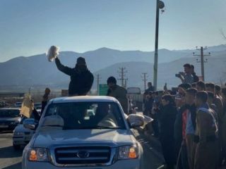 جنازه کولبر ۱۴ ساله در مریوان بر دست‌هایی با تکه‌های نان تشییع شد + ویدیو