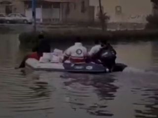 نیروهای هلال‌احمر فقط با قایق در آب می‌چرخند و فیلم‌های تبلیغاتی می‌گیرند