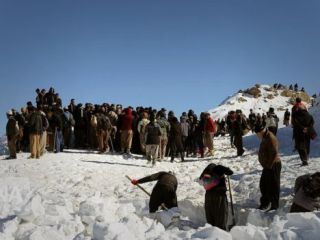 نوشدارو پس از مرگ سهراب :جهانگیری پس از مرگ دو نوجوان کولبر دستور رسیدگی به معیشت خانواده‌ آنها را داد