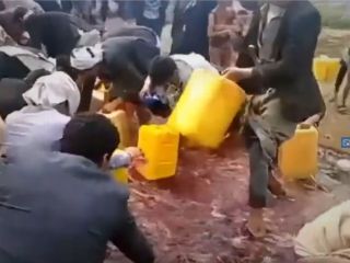 چپ کردن تانکر بنزین و هجوم مردم حاضر در صحنه برای جمع کردن بنزین ریخته شده