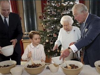 همراهی ملکه بریتانیا با پسر، نوه و نتیجه‌اش برای تهیه دسر کریسمس