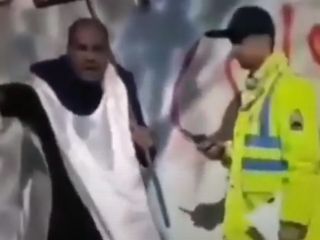 مردی با پوشیدن کفن مقابل دیوار سفارت انگلیس در تهران شعار مرگ بر خامنه ای سر میدهد