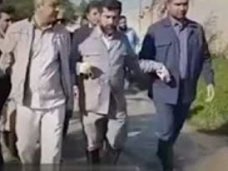 نحوه راه رفتن استاندار خوزستان و گرفتن دست نوچه هایش در میان سیل!ا