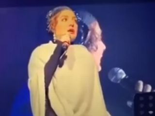 مهناز افشار در کنسرت گوگوش در روتردام هلند با اشاره به اعتراض‌های آبان گفت: ما درد مشترک داریم