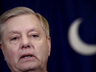 هشدار سناتور آمریکایی: حکومتی که برای بقای خود به پالایش نفت نیاز دارد، باید محتاط باشد