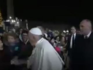 عصبانیت و سپس عذرخواهی پاپ به خاطر زدن دست یک زائر در مراسم شب سال نو