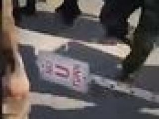 شبه نظامی حشدالشعبی که تابلو راهنمایی رانندگی را اشتباه گرفته است