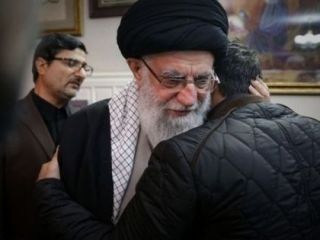 علی خامنه ای در منزل قاسم سلیمانی - عکس + ویدیو