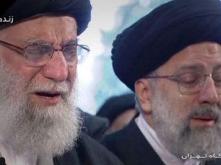 اشک های خامنه ای هنگام  اقامه نماز بر جنازه قاسم سلیمانی و دیگر کشته شدگان