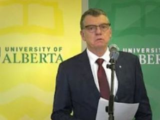 رئیس دانشگاه آلبرتا وسط خواندن پیام تسلیت به گریه افتاد