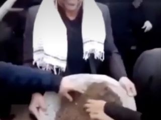 جهالت بی پایان؛ توزیع خاک سلیمانی برای گرفتن شفا و روا شدن حاجت