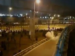 سرکوب شدید معترضان ؛ شلیک گاز اشک آور و گزارش ها از تیراندازی به سوی معترضان