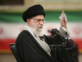 علی خامنه‌ای: ایران از گروه‌های مسلح فلسطینی هر قدر که بتواند حمایت می‌کند