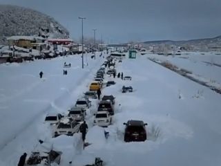 گرفتار شدن مردم رشت در برف سنگین زمستانی