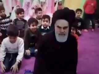 نماز جماعت با ماسک خمینی در مهد کودک