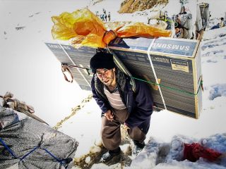 عکسهایی دردناک از زندگی طاقت فرسای کولبران در برف سنگین