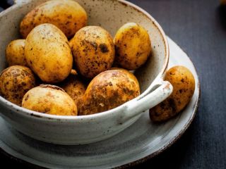 نحوه استفاده از سیب زمینی برای درمان تب و عفونت و سم زدایی از بدن