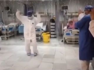 رقص شاد پرستاران قرنطینه کرونایی جهت روحیه دادن به بیماران