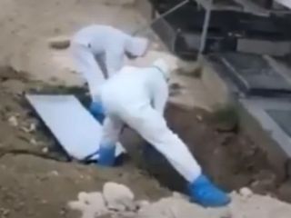 نحوه دفن یکی از جان باختگان بر اثر کرونا در کازرون و توضیحاتی که راننده بیل‌ مکانیکی می‌دهد