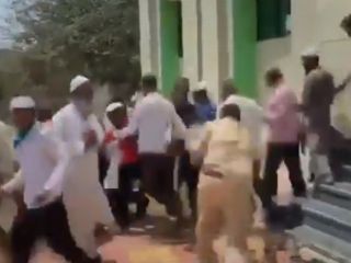 تنبیه نمازگزاران هندی که قوانین قرنطینه و هشدارهای شیوع کرونا را جدی نگرفته بودند