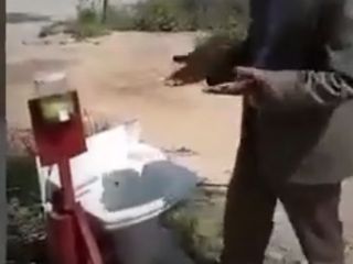 ابتکار جالب یک نانوای اهوازی برای شستن دست و خرید نان بدون دخالت دست