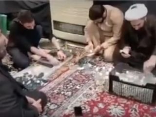 بسته‌بندی مواد ضدعفونی همراه با نوحه‌خوانی و عزاداری حسینی