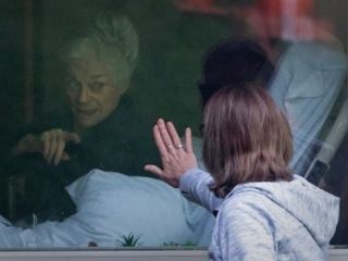 کرونا در خانه؛ چگونه از فرد مبتلا یا مشکوک به کرونا مراقبت کنیم؟