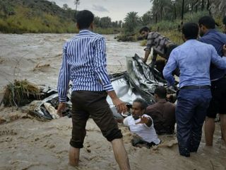 سیل دو کودک را در برابر چشمان پدر و مادرشان با خود بُرد