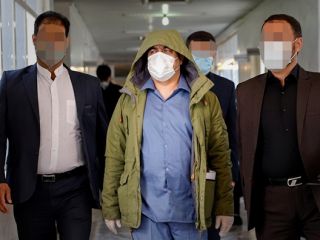 (تصاویر) روح الله زم با ماسک و دستکش در دادگاه