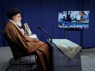 خامنه ای: اقتصاد ما دچار میکروب‌ها و ویروس‌های طبیعی متعددی است