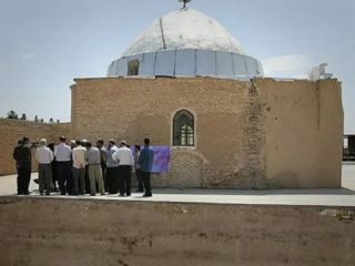 اهالی روستا , دکور امامزاده فیلم مجید مجیدی را به یک امامزاده شفادهنده تبدیل کردند