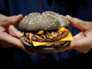 عجیب ترین غذاهای مک دونالد از سراسر جهان؛ از سیب زمینی شکلاتی تا اسپاگبول