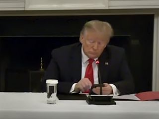 موبایل بازی ترامپ در جلسه مقابله با کرونا