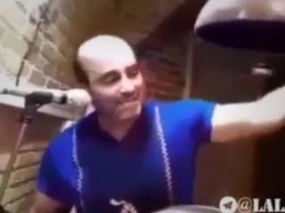 مرشد شجاع ایرانی بعد دستگیری سلطان رشوه ایران،اکبر طبری، اشعاری را برای اختلاسگران خواند