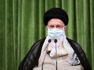 نمایش خامنه ای با استفاده از ماسک تولید داخل ایران