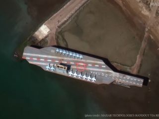 ایران ماکت ناو هواپیمابر را به تنگه هرمز منتقل کرد