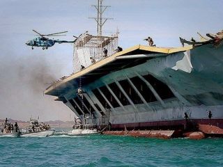 ماکت ناو هواپیمابر آمریکایی در ورودی بندرعباس غرق شد