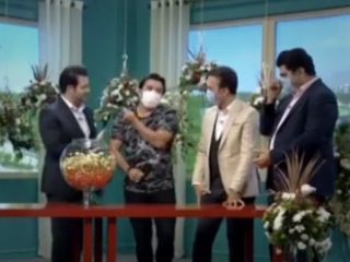 تذکر مکرر خداداد عزیزی به مجری در برنامه زنده بابت استفاده نکردن از ماسک