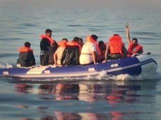 بریتانیا به‌دنبال اجرای سیاست سختگیرانه‌ای شبیه استرالیا در قبال مهاجران غیرقانونی