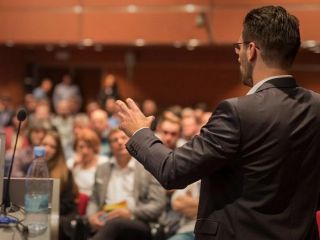 قصد متناقض؛ تکنیک علمی تازه‌ برای کنترل اضطراب پیش از اجرا یا سخنرانی