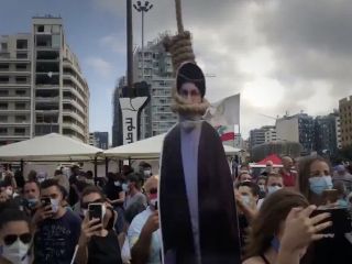 عکس روز : معترضان لبنانی ماکت رئیس‌جمهور و حسن نصرالله را دار زدند