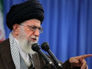 توییتر پیام  تحریک آمیز خامنه ای که مردم را به انتقام فراخوانده بود حذف کرد