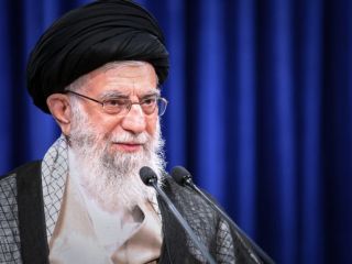 خامنه‌ای به‌وسیله آیفون توئیت کرد که واردات آیفون باید متوقف شود