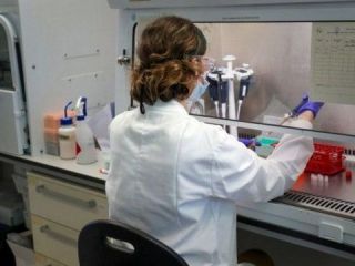 کرونا؛ توقف موقت آزمایش های دانشگاه آکسفورد برای تولید واکسن